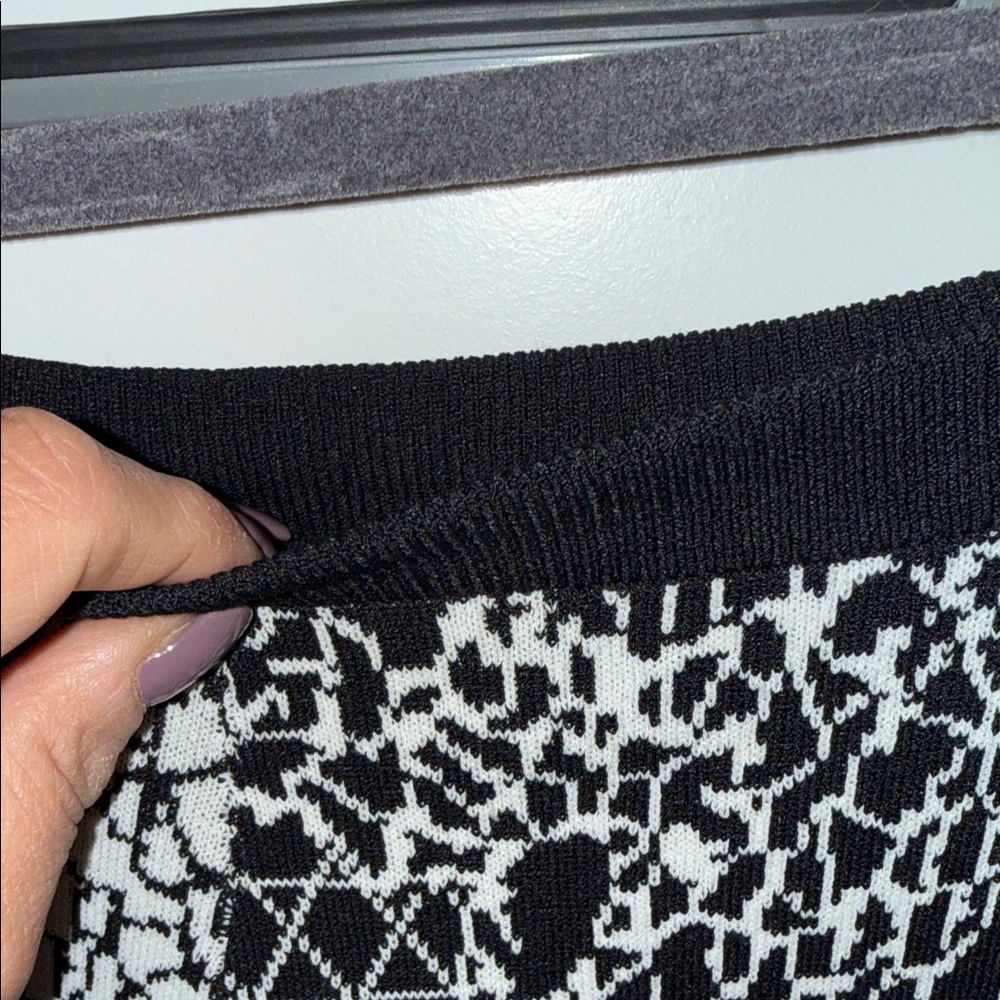 Banana Republic Black and White Circle Skirt - extra small - Picture 3 of 6